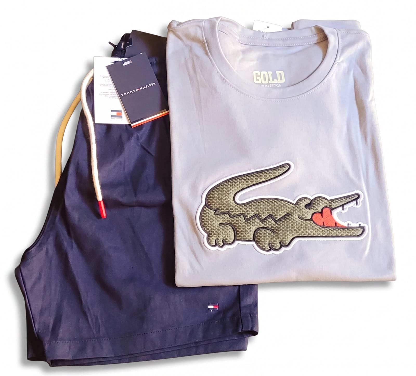 Kit Premium Lacoste cinza com short Tommy Hilfiger azul marinho