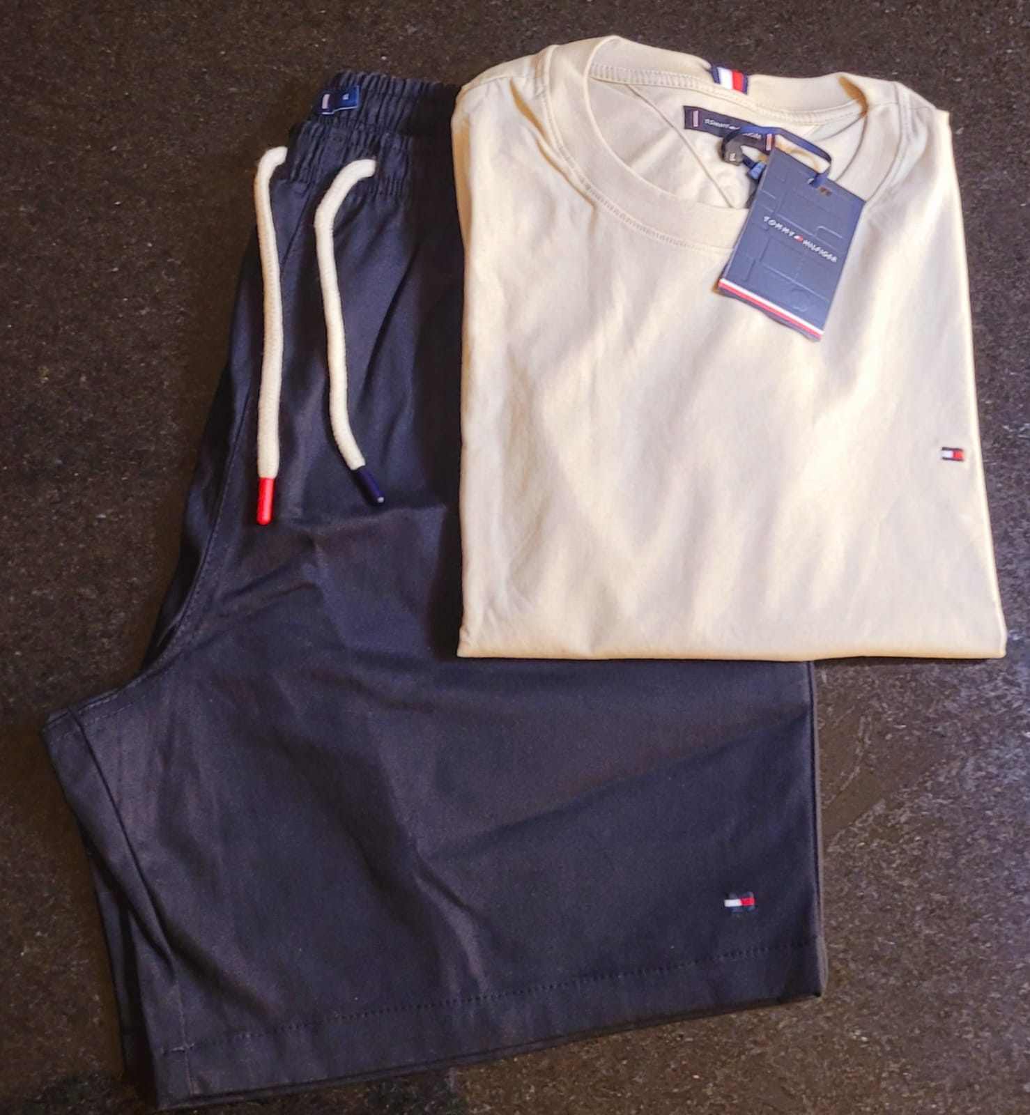 Kit Premium Tommy Hilfiger bege com short Tommy Hilfiger azul marinho