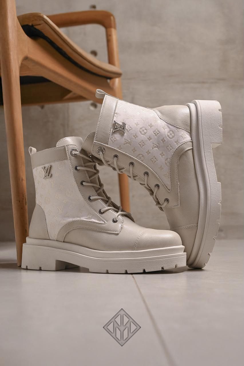 Bota feminina premium monograma off white