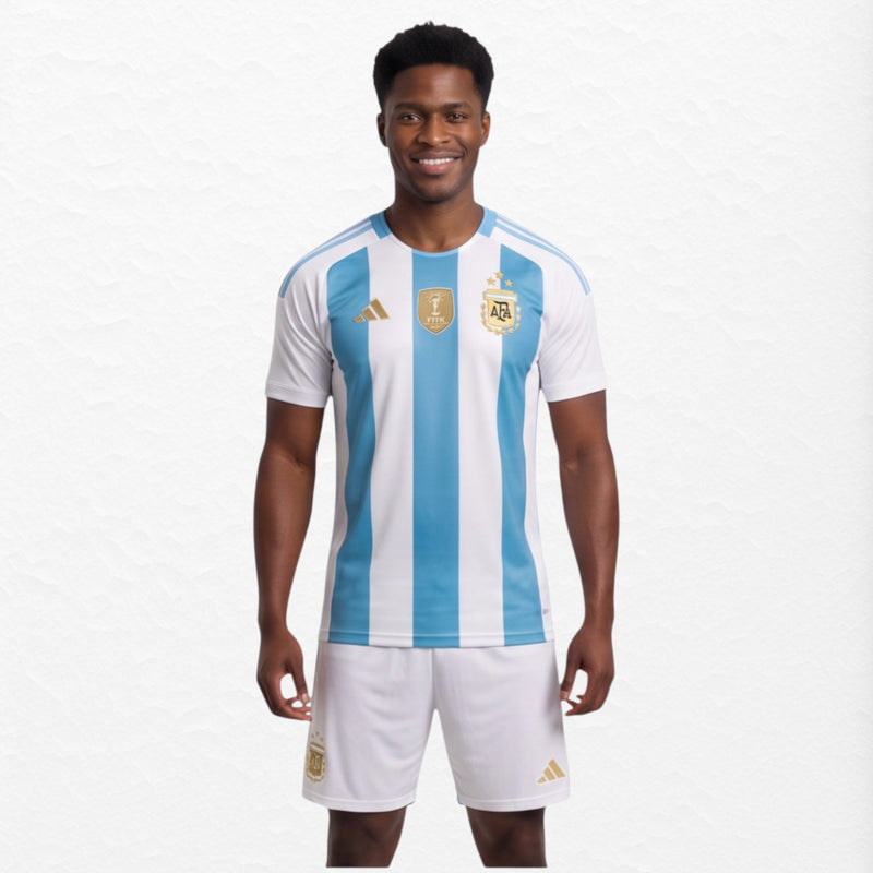 Camisa oficial da Seleção Argentina Kolt Men com listras azul celeste e branco, escudo AFA e emblema de campeão mundial.
