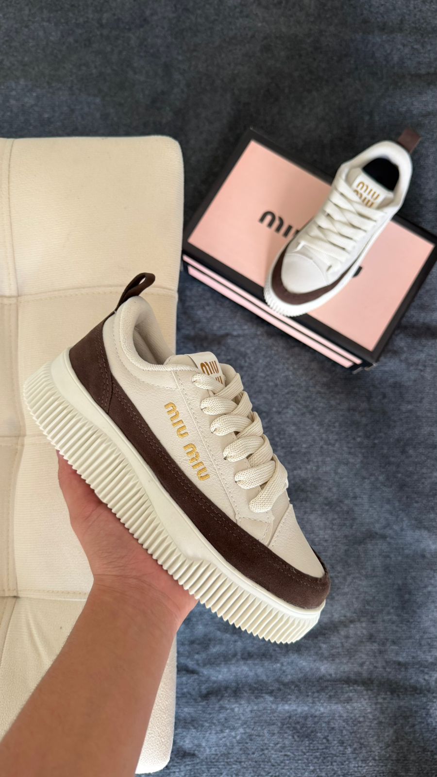 Tênis Miu Miu feminino off white com marrom